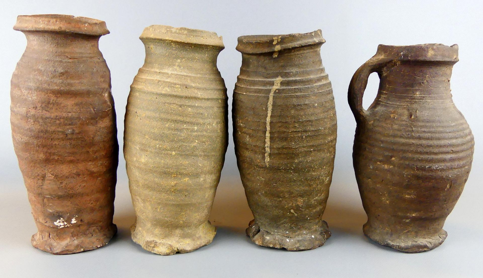 Konvolut Krüge und Henkelkrug, Keramik, teils beschädigt, - Bild 2 aus 3