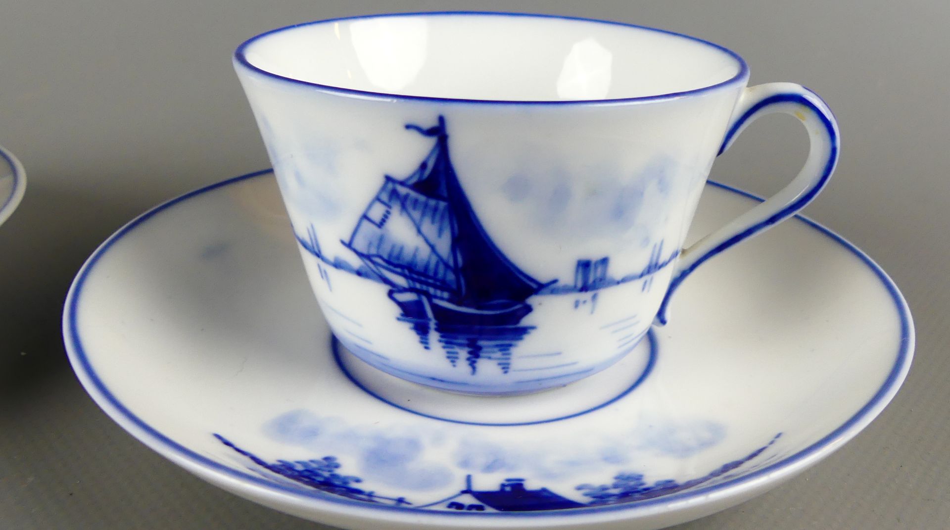 2 Tassen mit Untertassen, blau, bemalt, Segelschiff/Windmühlendekor - Image 3 of 4