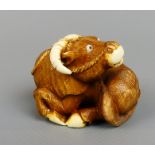 Netsuke, Heilige Kuh/Stier, liegend, aufwendig gearbeitet, Höhe ca. 3,5, Breite 5 cm