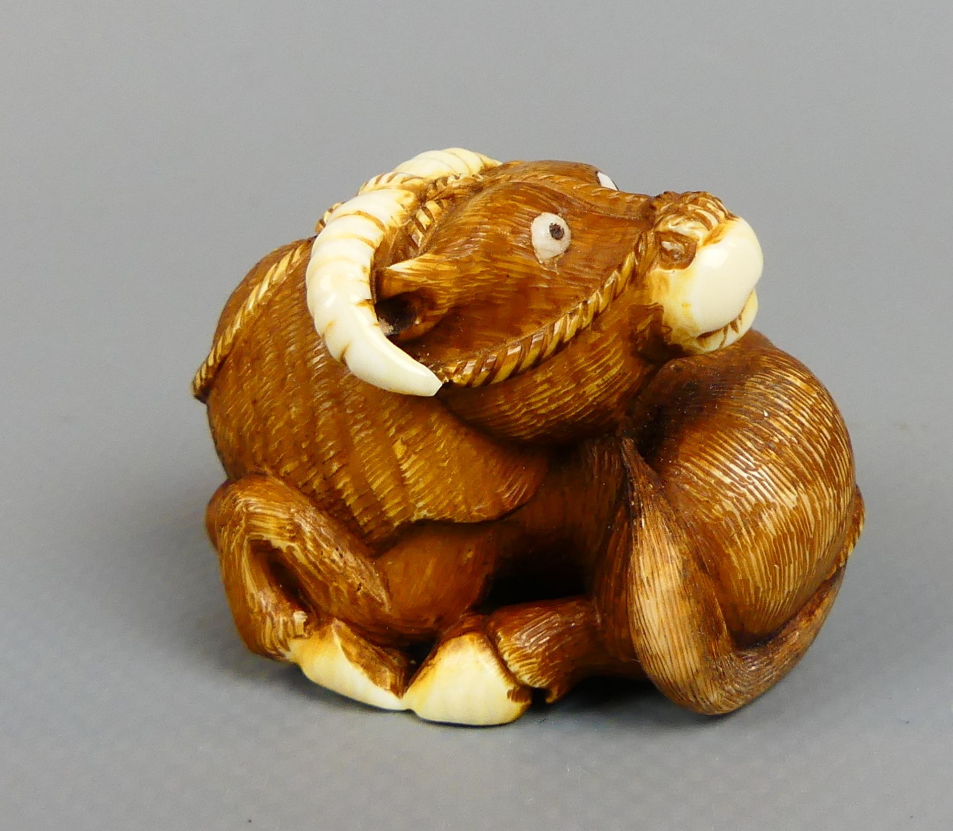 Netsuke, Heilige Kuh/Stier, liegend, aufwendig gearbeitet, Höhe ca. 3,5, Breite 5 cm