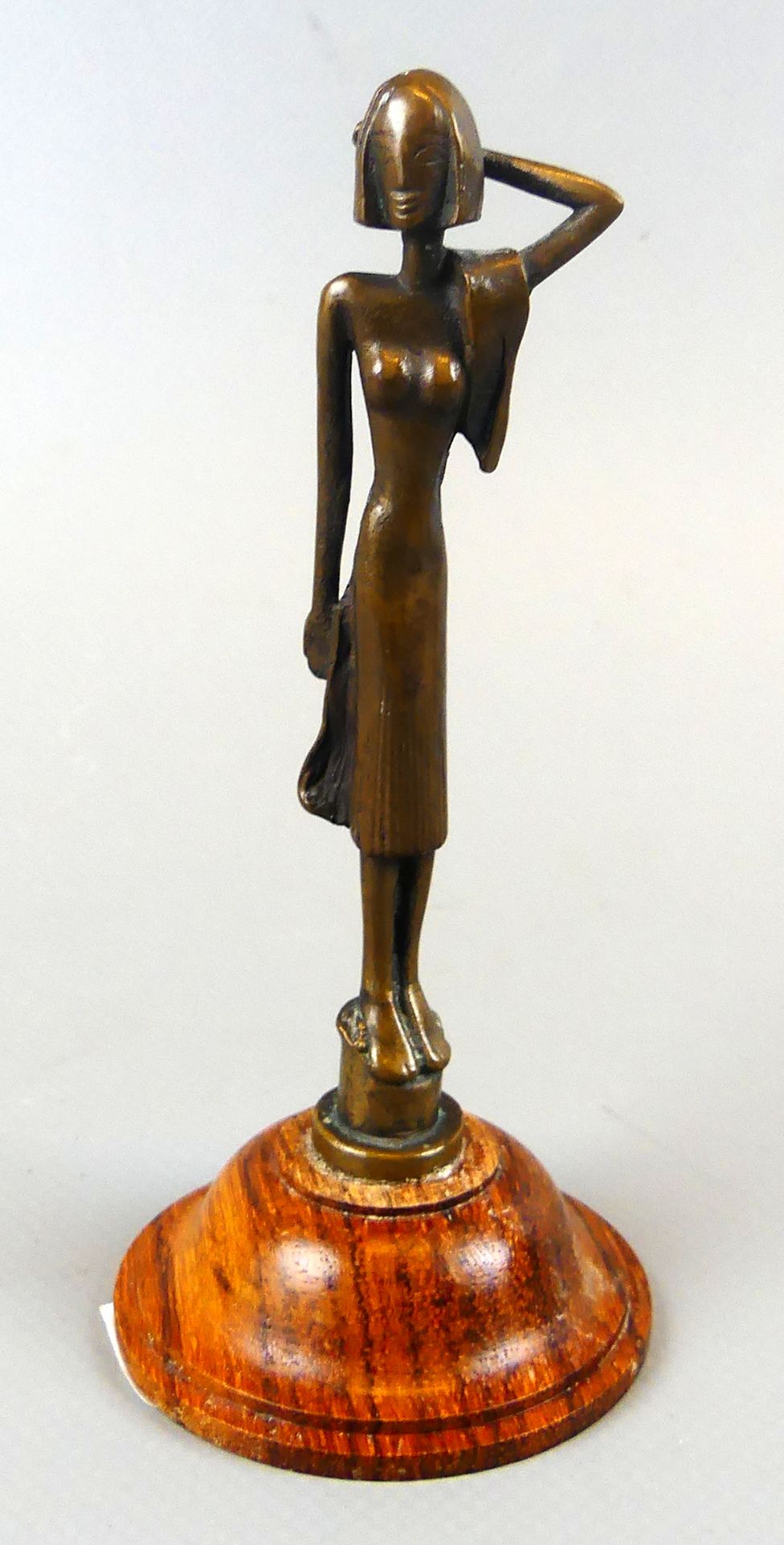 HERBERT ZEITNER (1900-1988), "Mädchen", Bronzefigur auf kleinem Holzsockel,