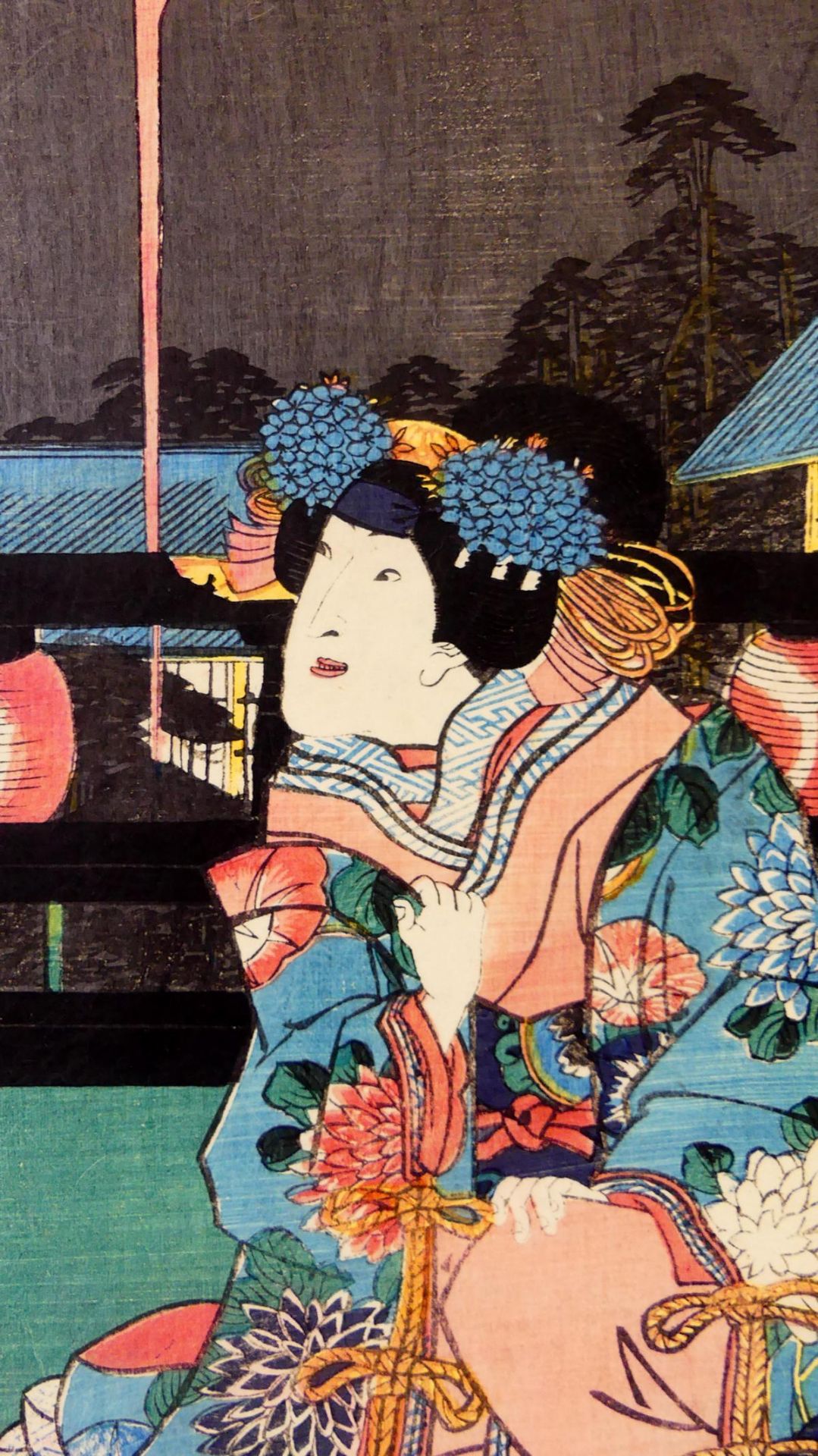 Ukiyo-e, UTAGAWA KUNISADA II (1823-1880), "Frau mit Gewand mit Chrysanthemen", - Bild 2 aus 3