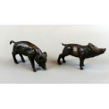 2 Bronzen, Wildschweine, ohne Signatur, verschiedene Haltungsdarstellungen,