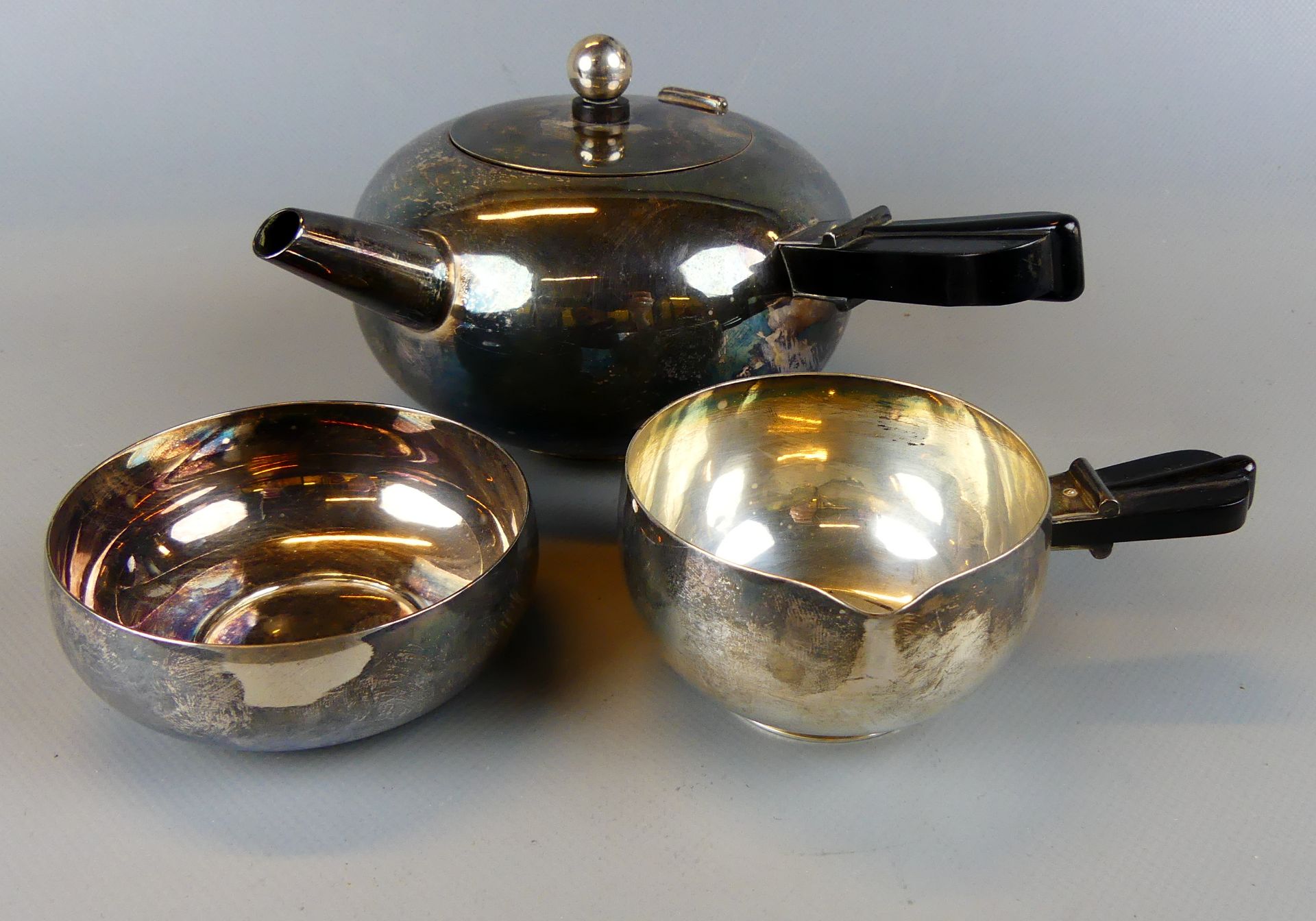 Teekanne (mit Seitengriff, Holz), Zucker, Milch, 835er Silber,