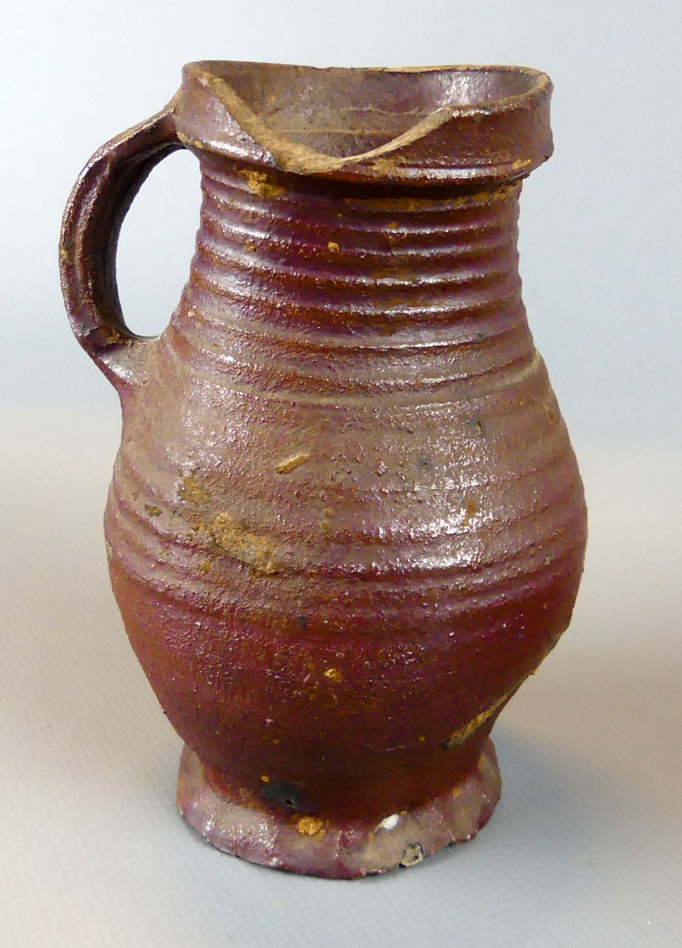 Kleiner Henkelkrug, Keramik, oberer Rand beschädigt, H.ca. 14 cm - Bild 2 aus 2