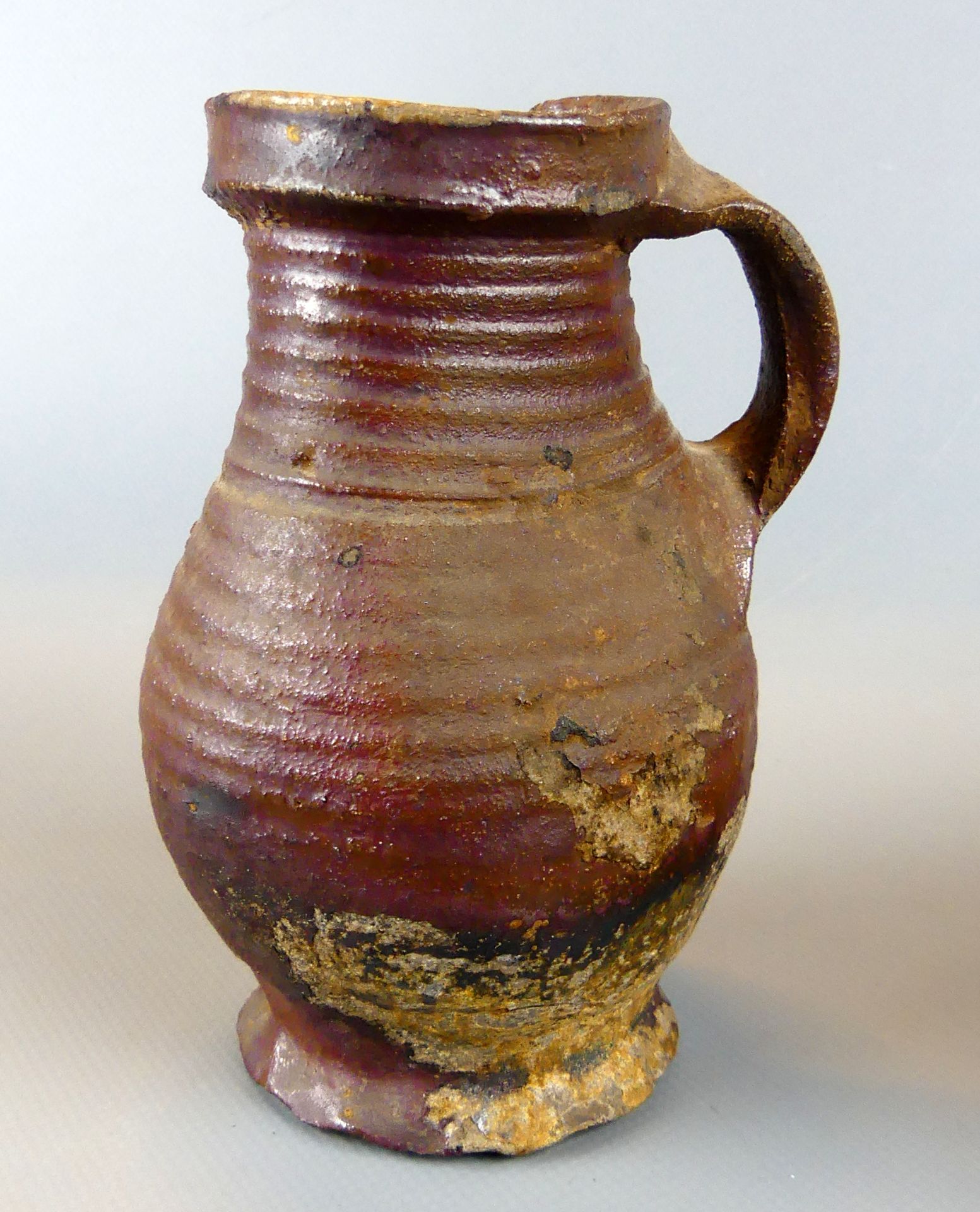 Kleiner Henkelkrug, Keramik, oberer Rand beschädigt, H.ca. 14 cm