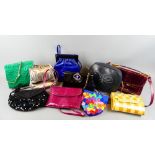 Konvolut von 10 kleinen Damenhandtaschen, verschiedene Farben und Formen.