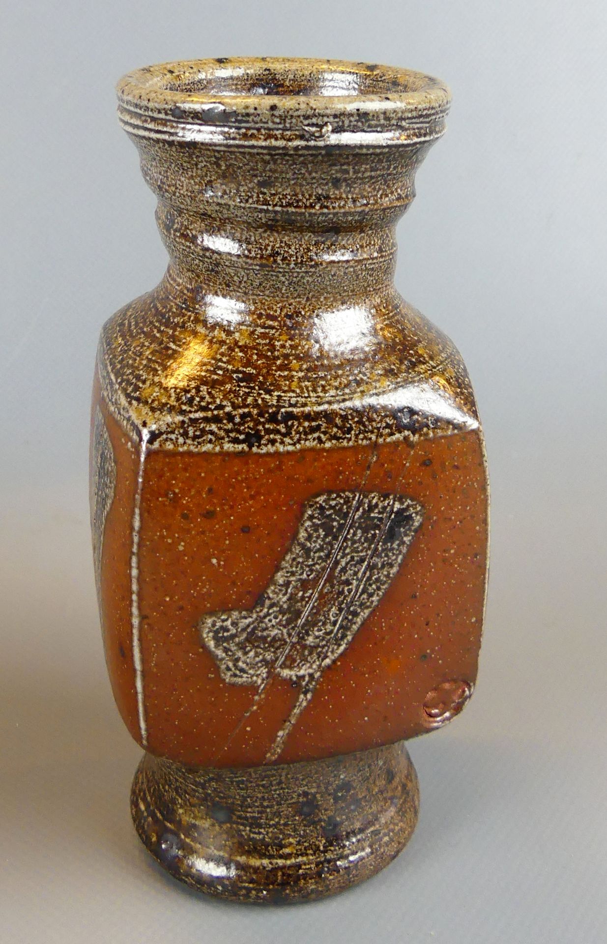 Vase, Keramik, eckige Bauchung, runder Fuß, verschiedene Ornamente,