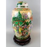 Chinesische Deckelvase mit Schlachtmotiven auf Holzständer, ca. 45 cm,