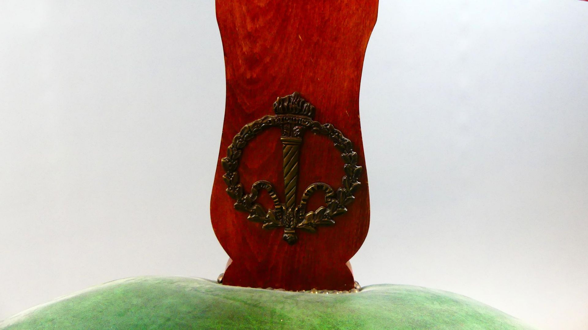 Armlehnstuhl mit grünem Lederbezug, Messingverzierungen, vorgestellte Karyatiden, - Bild 3 aus 4