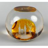 Paperweight, Glas mit seitlichen Ritzdekor, Höhe ca. 6, Durchmesser 8 cm