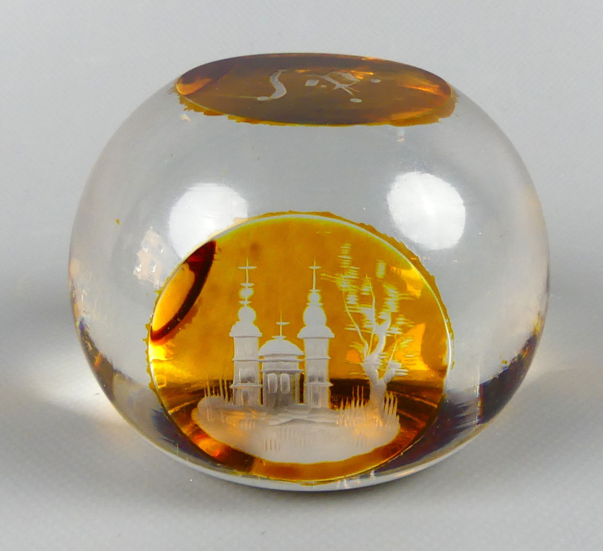 Paperweight, Glas mit seitlichen Ritzdekor, Höhe ca. 6, Durchmesser 8 cm