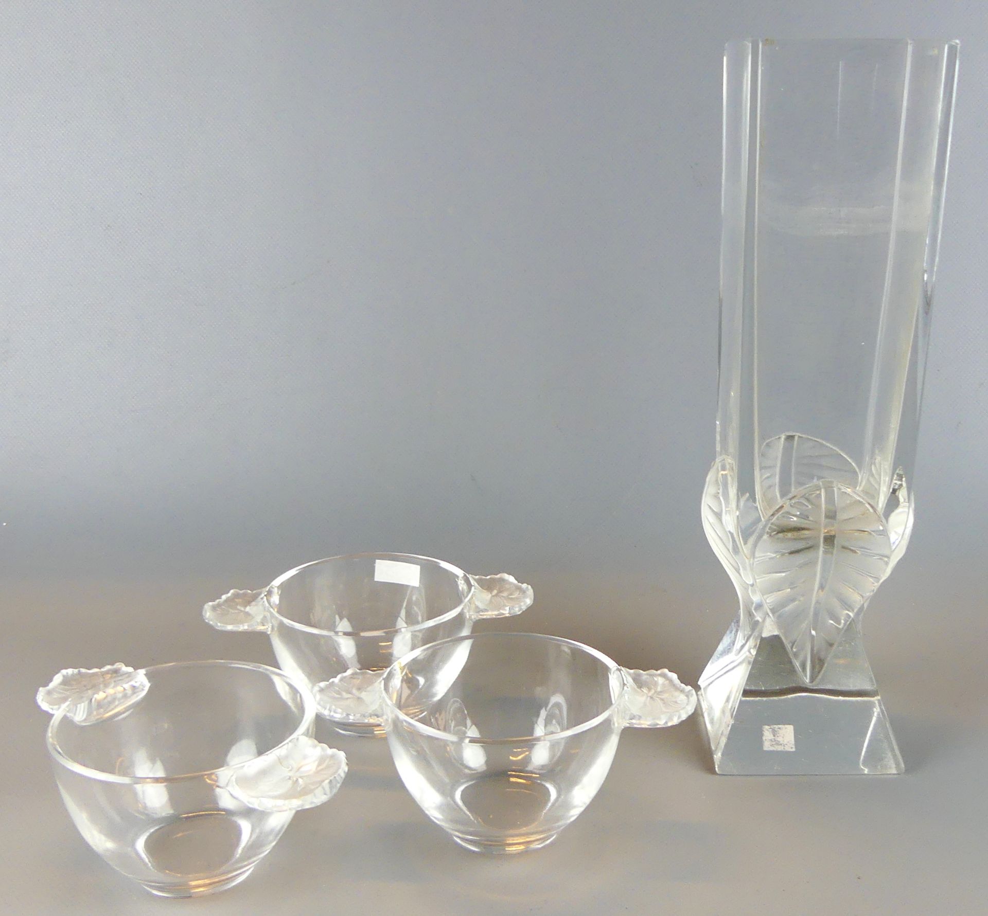 Konvolut Lalique, Vase und 3 kleine Kompottschalen, France, Blattdekor