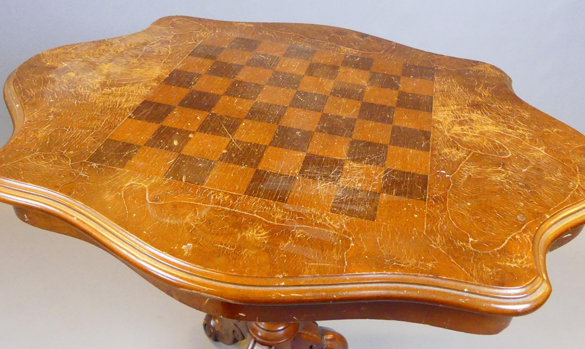 Tisch mit eingearbeitetem Schachbrettmuster, gedrechselter Fuß, - Bild 2 aus 2