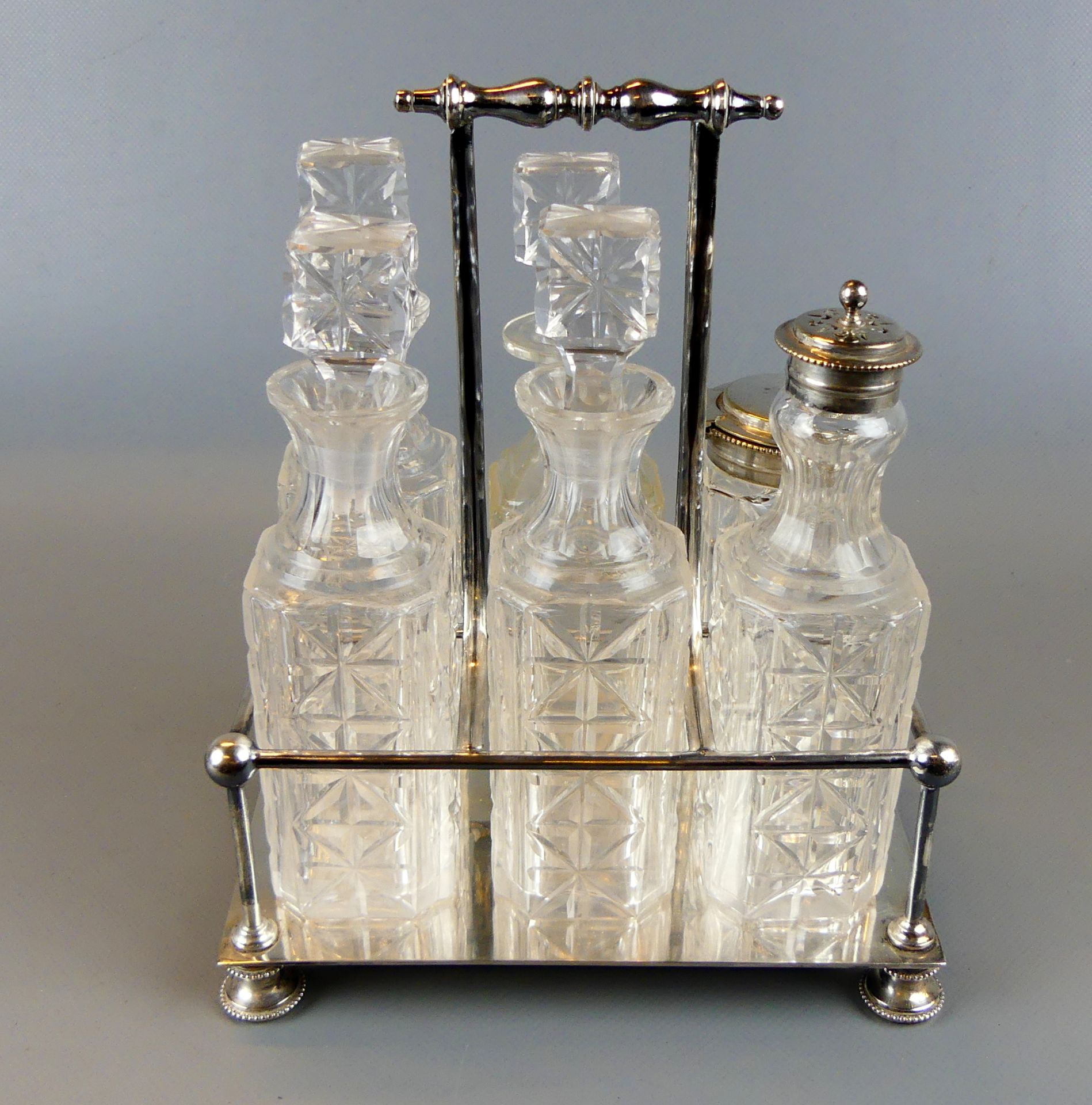 Menage, 6-teilig plated, 4 Kristallflaschen mit Stöpsel, Senfgefäß, Streuer mit Deckel,
