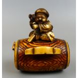 Sagemono mit Netsuke, Mann auf Fass, Hammer (gebrochen), seitliche Maus