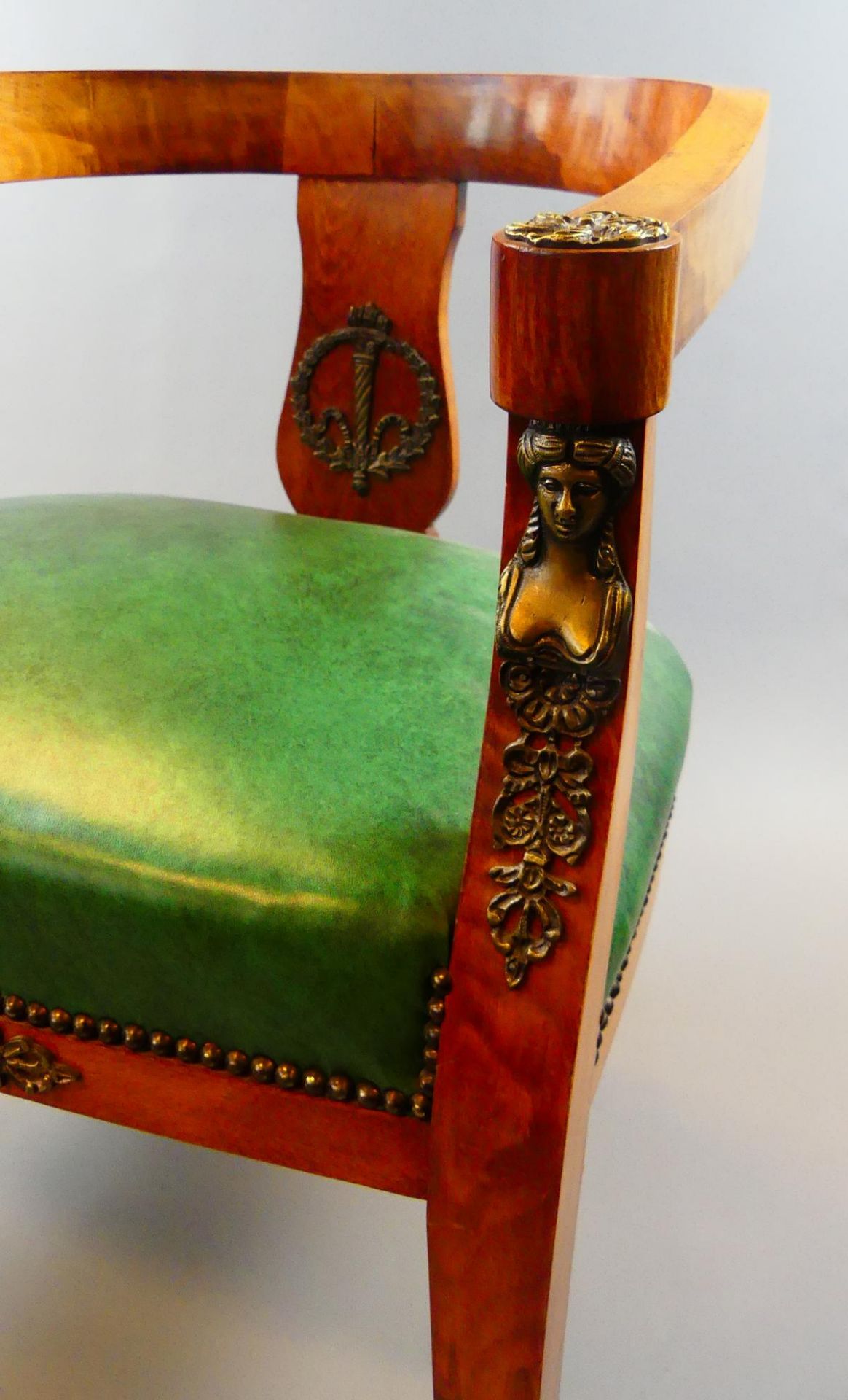 Armlehnstuhl mit grünem Lederbezug, Messingverzierungen, vorgestellte Karyatiden, - Bild 2 aus 4