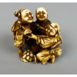 Netsuke, 3 tanzende Personen, Höhe ca. 3 cm, Breite 3,5