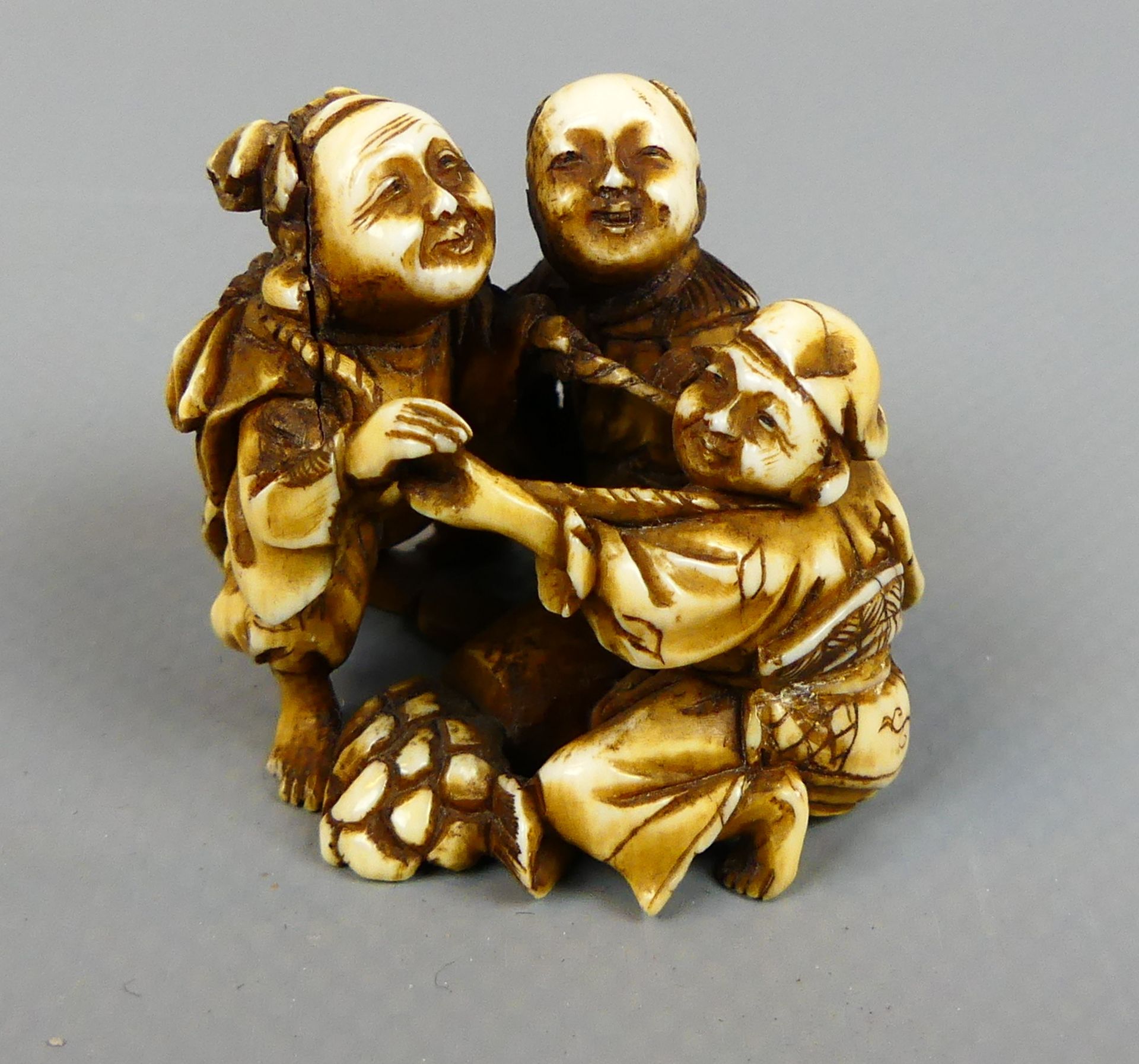 Netsuke, 3 tanzende Personen, Höhe ca. 3 cm, Breite 3,5