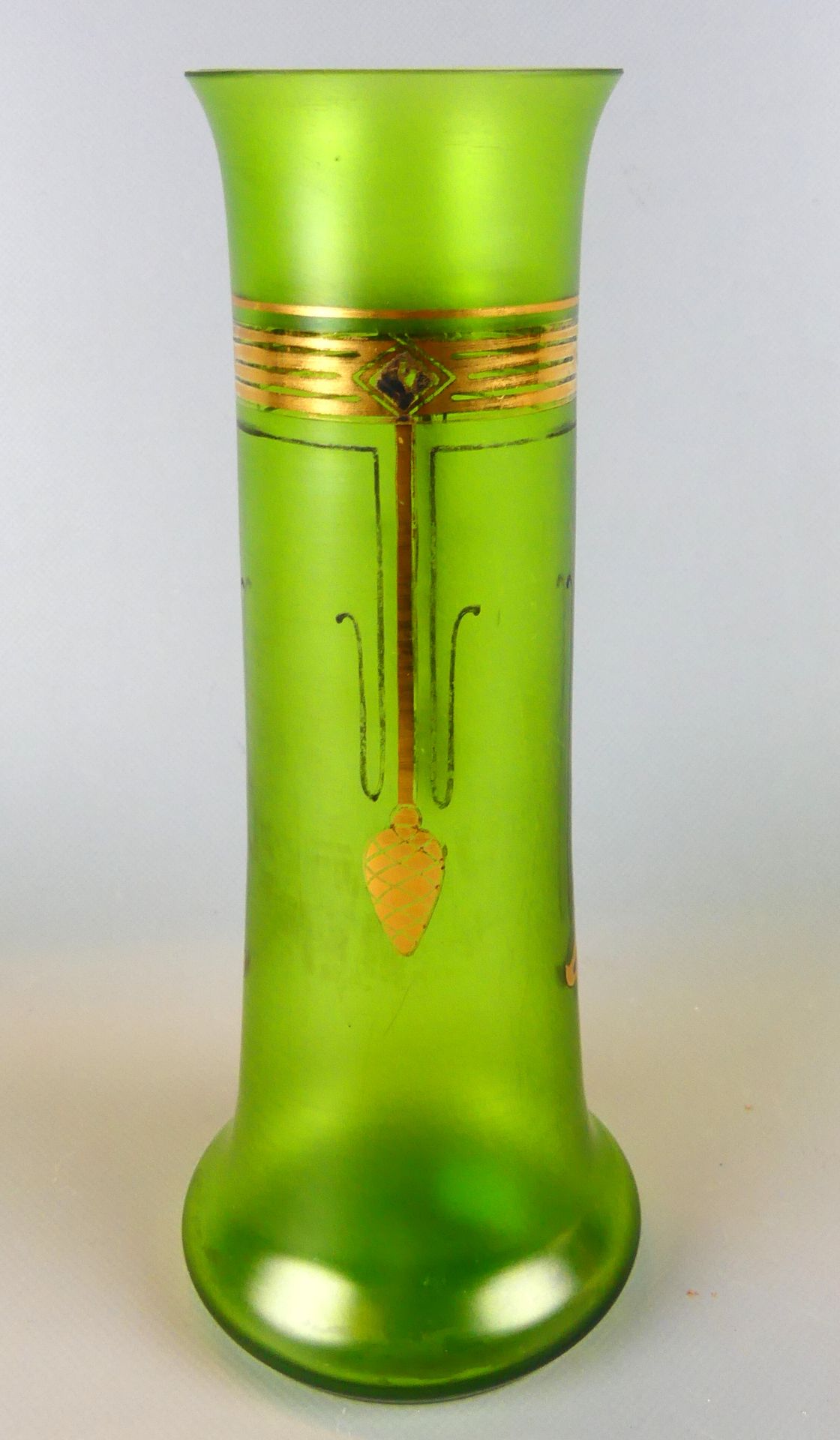 Vase, Glas, grün, goldfarbene Ornamente (teils verwischt), Jugendstil, H. ca. 25 cm