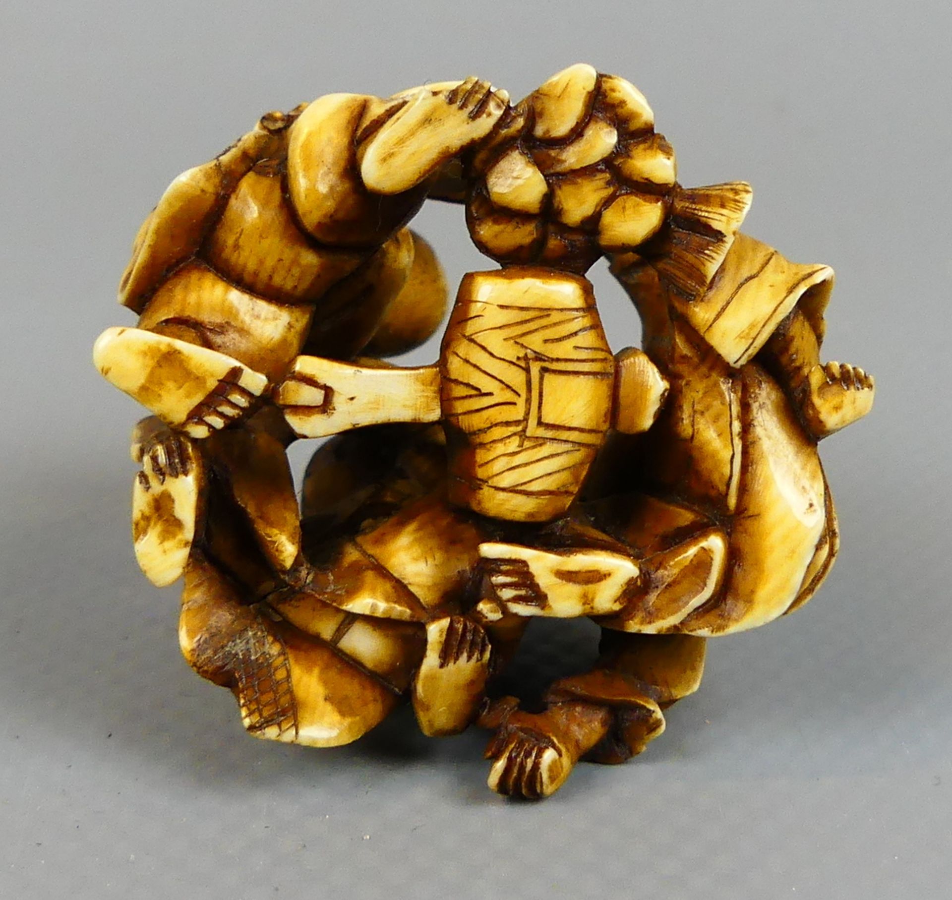 Netsuke, 3 tanzende Personen, Höhe ca. 3 cm, Breite 3,5 - Bild 3 aus 3