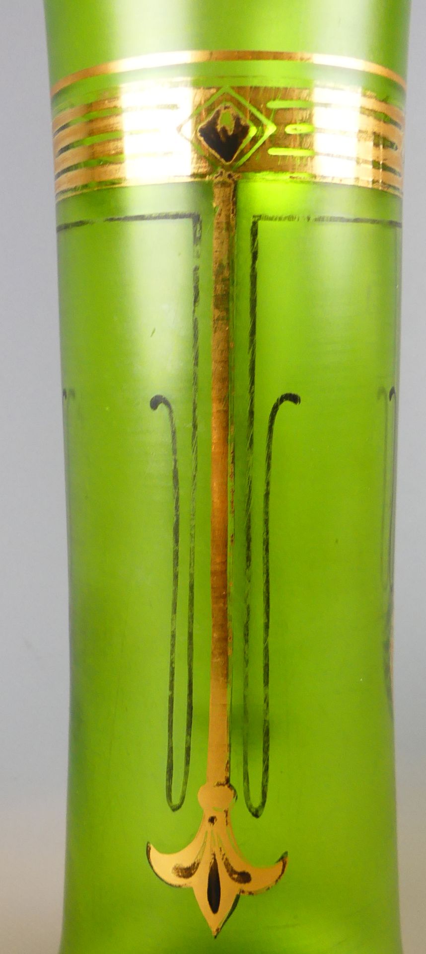 Vase, Glas, grün, goldfarbene Ornamente (teils verwischt), Jugendstil, H. ca. 25 cm - Image 2 of 3