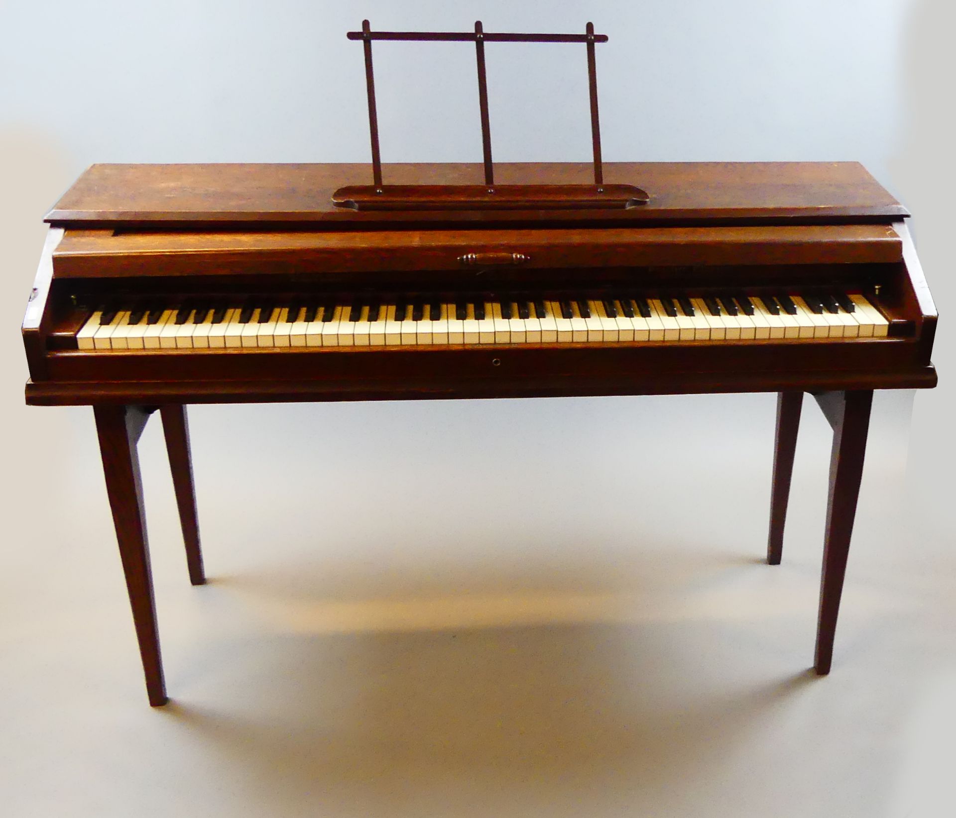 Virgil practice clavier, Übungsklavier mit stummer Klaviatur, Eiche