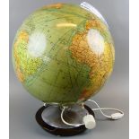 Globus, elektrifiziert, Holzfuß, Höhe ca. 44 cm