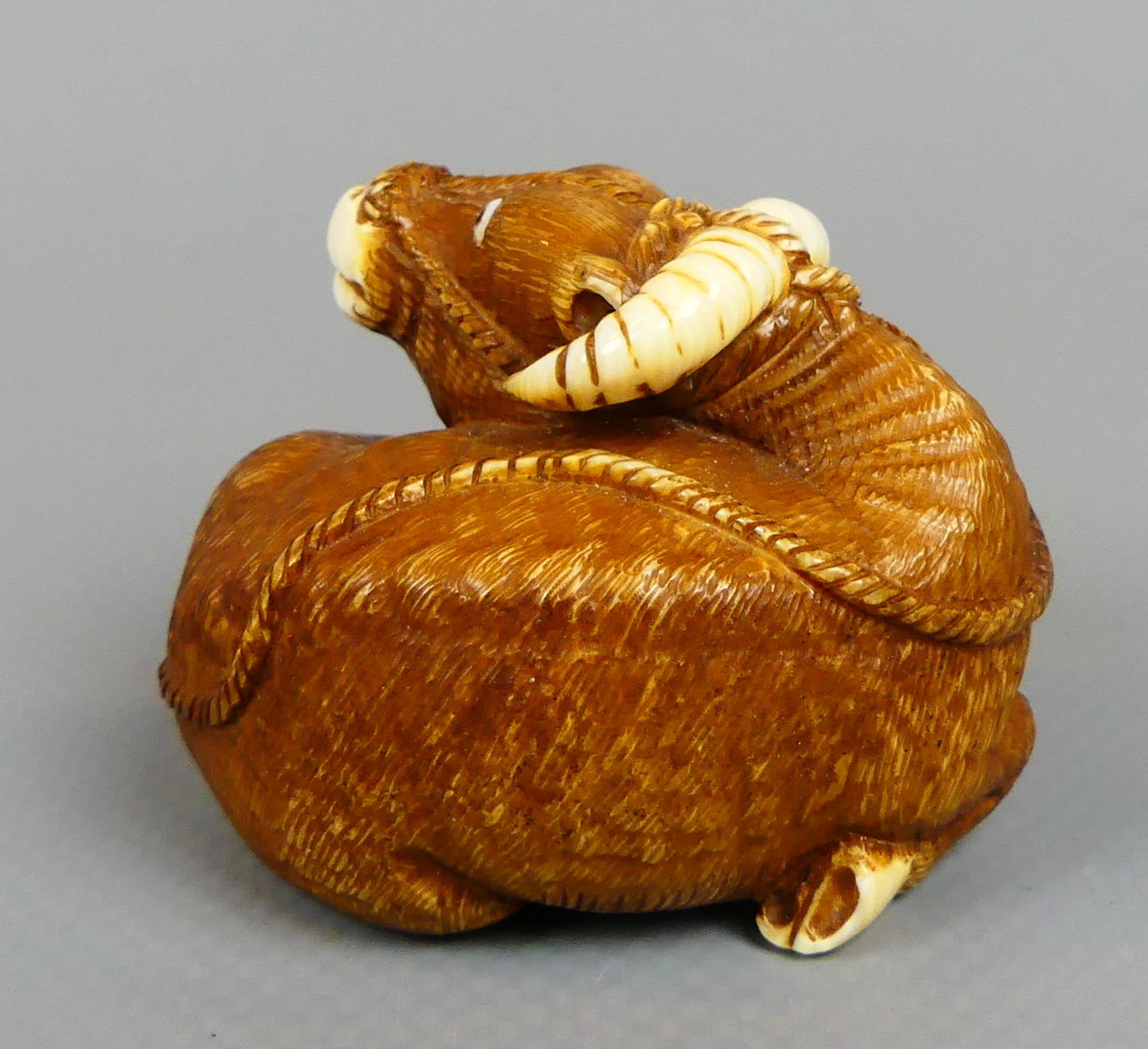 Netsuke, Heilige Kuh/Stier, liegend, aufwendig gearbeitet, Höhe ca. 3,5, Breite 5 cm - Bild 2 aus 3