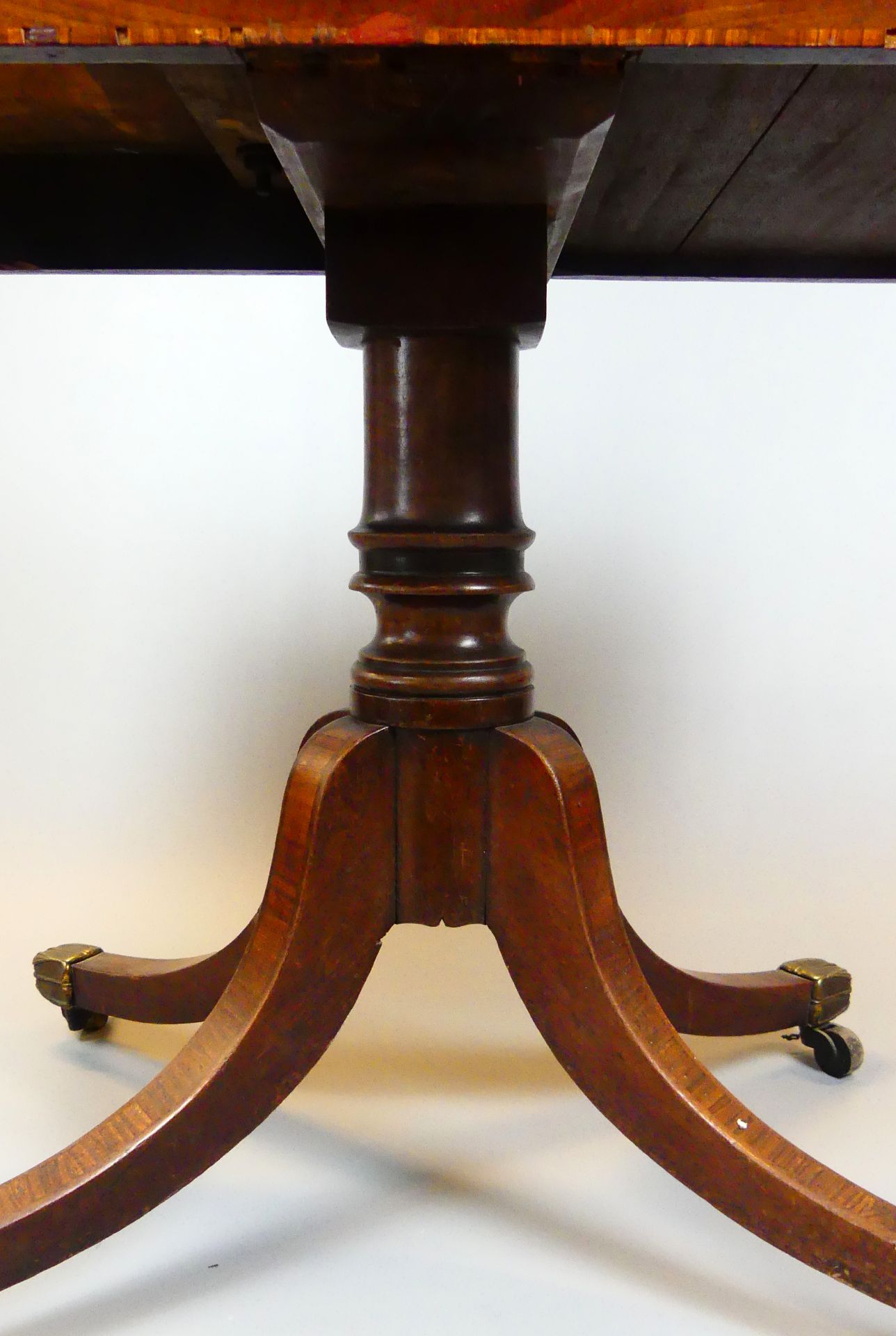 Spieltisch, Mahagoni, auf Rollen, Filzbezug, aufklappbar und drehbar, - Image 2 of 4