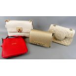 4 Lederhandtaschen der Firma Guess, beige/silber/rot, geringe Gebrauchsspuren