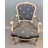 2 Kleine Sessel, cremefarben gefasst, Rückenhöhe 83 cm