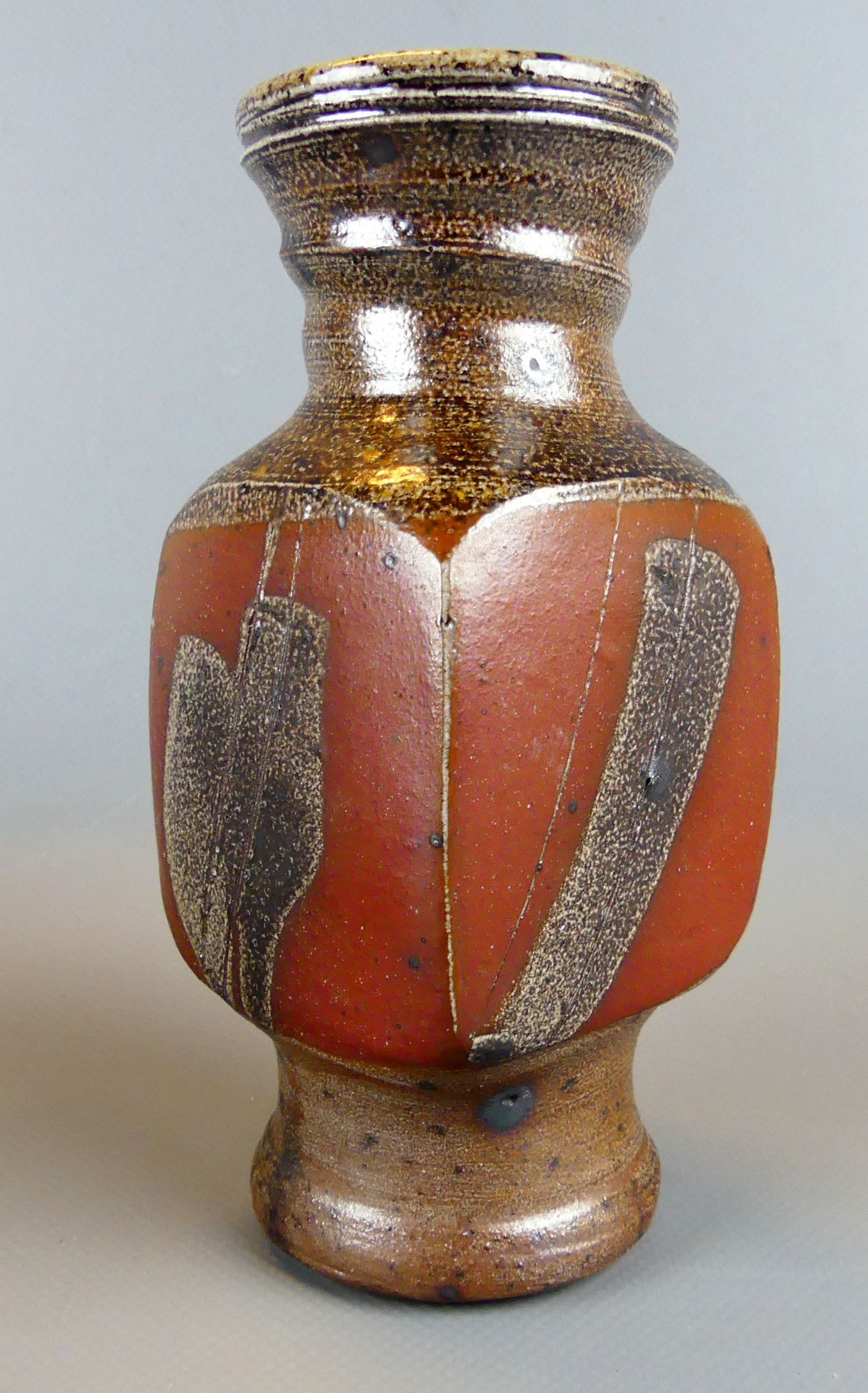 Vase, Keramik, eckige Bauchung, runder Fuß, verschiedene Ornamente, - Bild 2 aus 2
