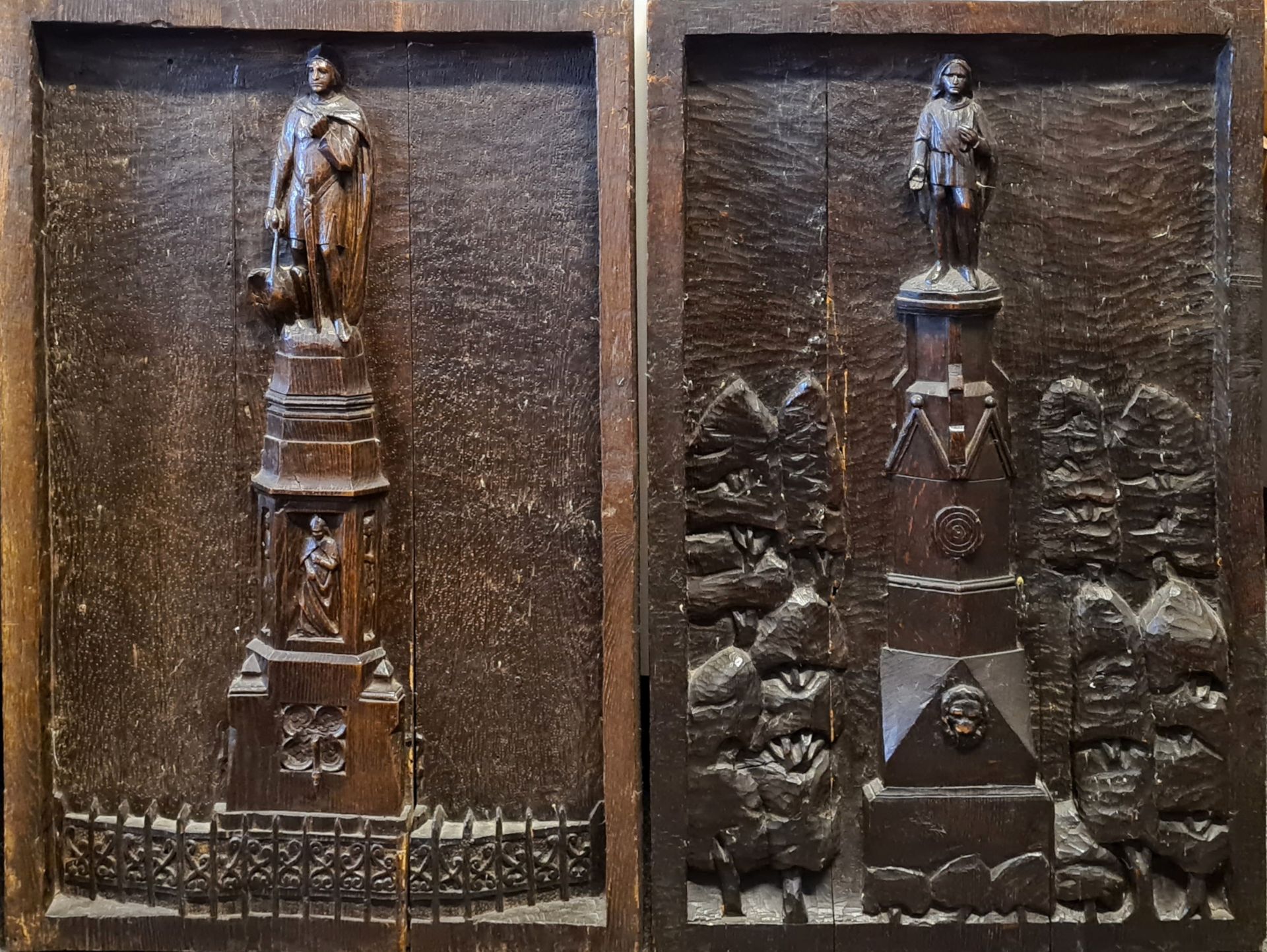 2 Holzreliefs, "Statuen auf Sockel und Turmarchitektur", Eiche, massiv geschnitzt,
