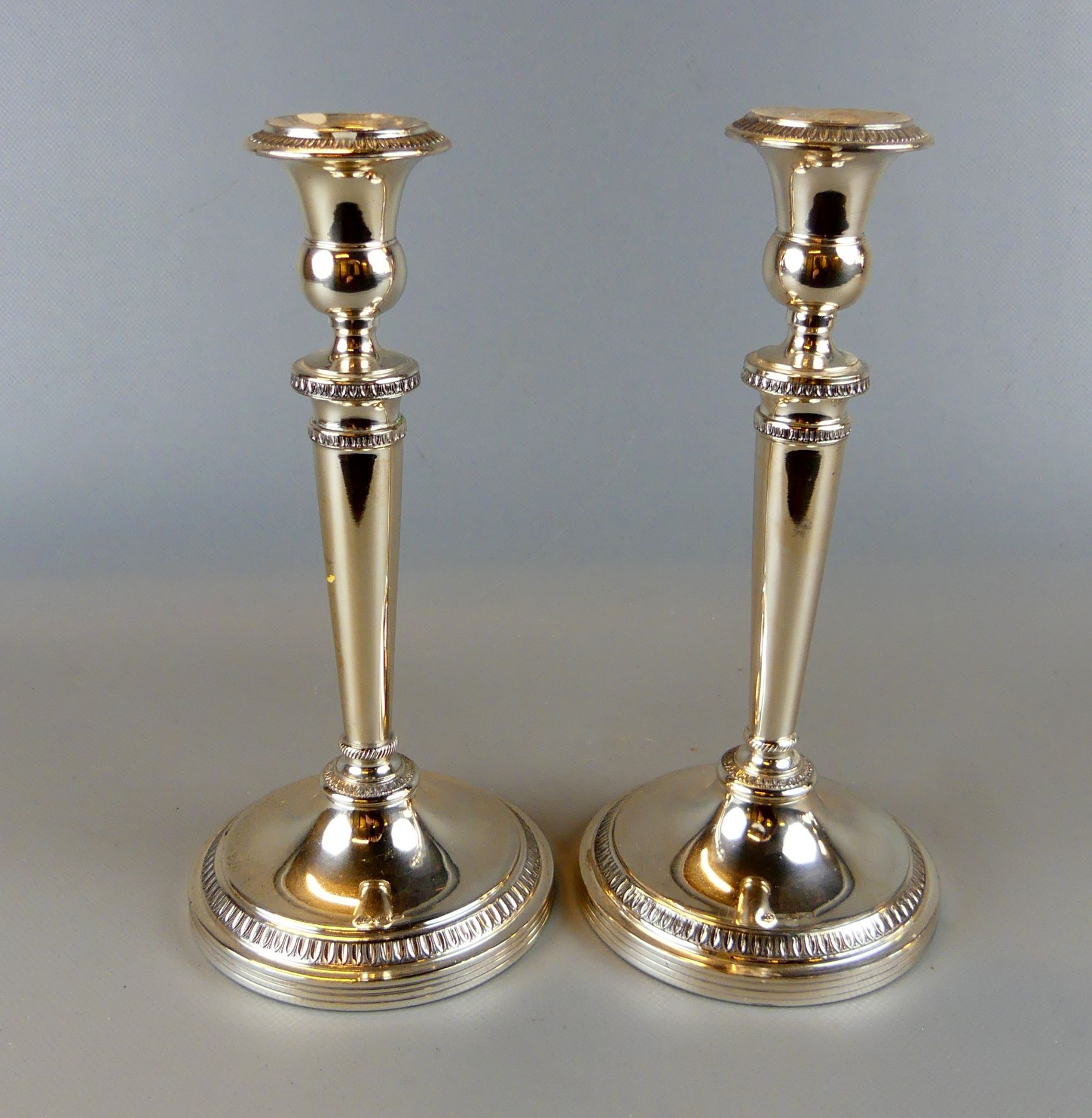 Paar Kerzenleuchter, 800er Silber, ca. 404 g., ungefüllt, runder Fuß,