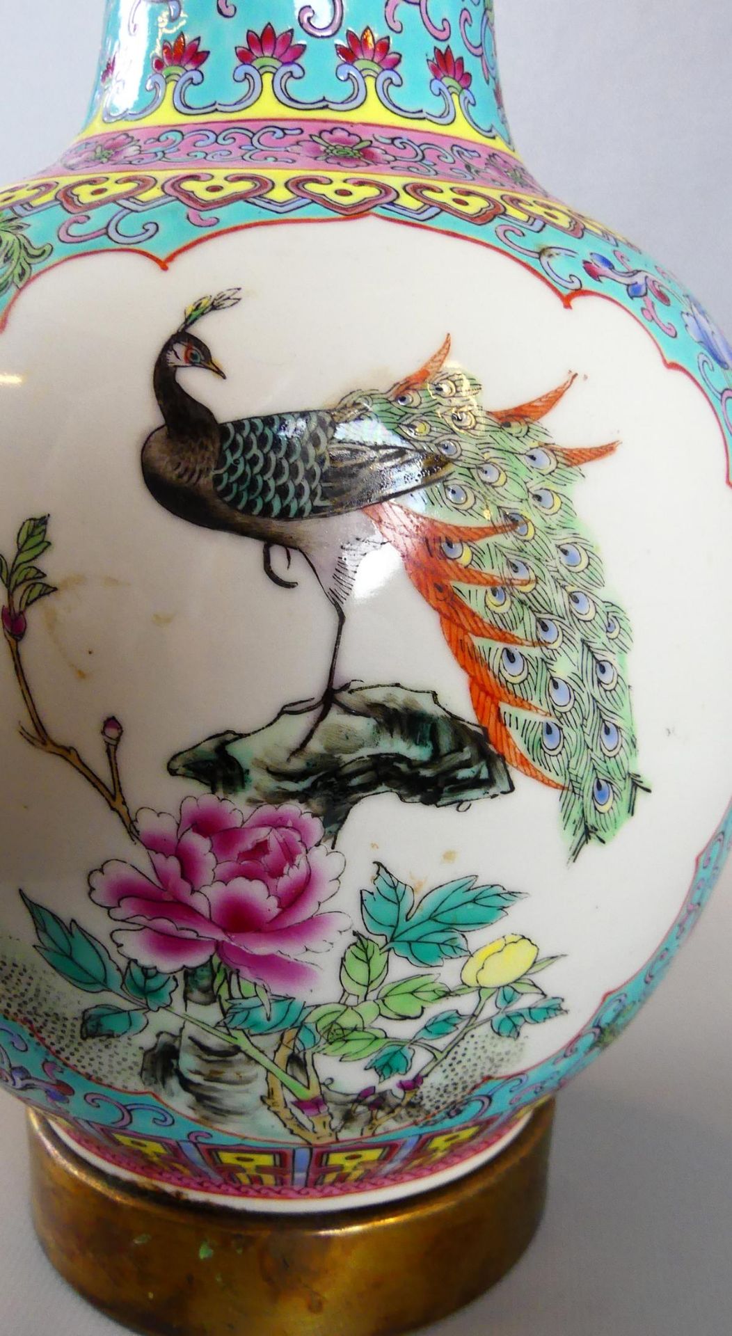 Tischlampe, umgebaute Vase, Pfauen- Blumendarstellungen, bemalt - Bild 3 aus 3