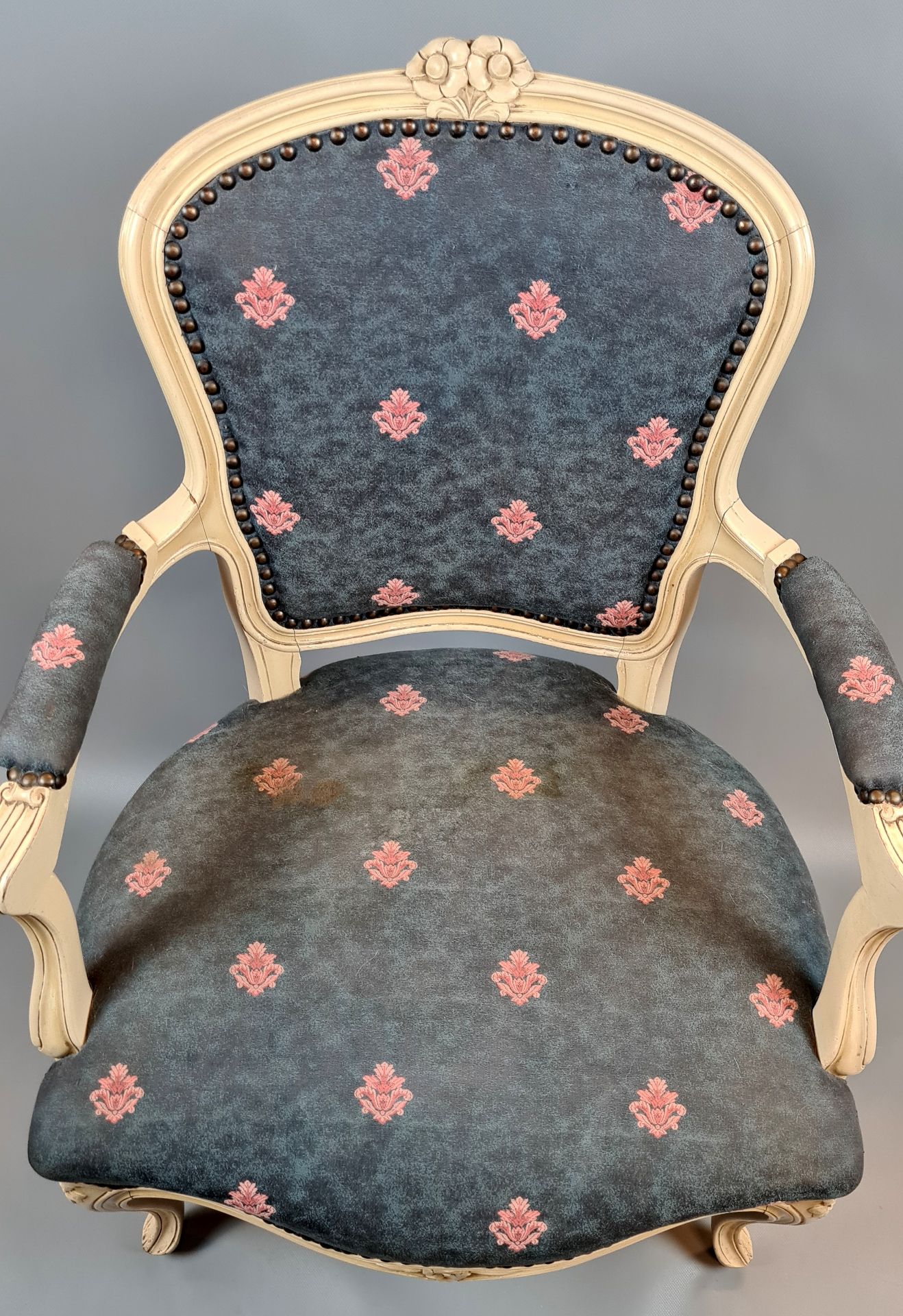 2 Kleine Sessel, cremefarben gefasst, Rückenhöhe 83 cm - Bild 2 aus 3