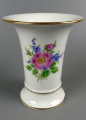 Vase, Meissen, o. Schleifstriche, polychrom bemalt, Goldrand, H. ca. 13,5 cm