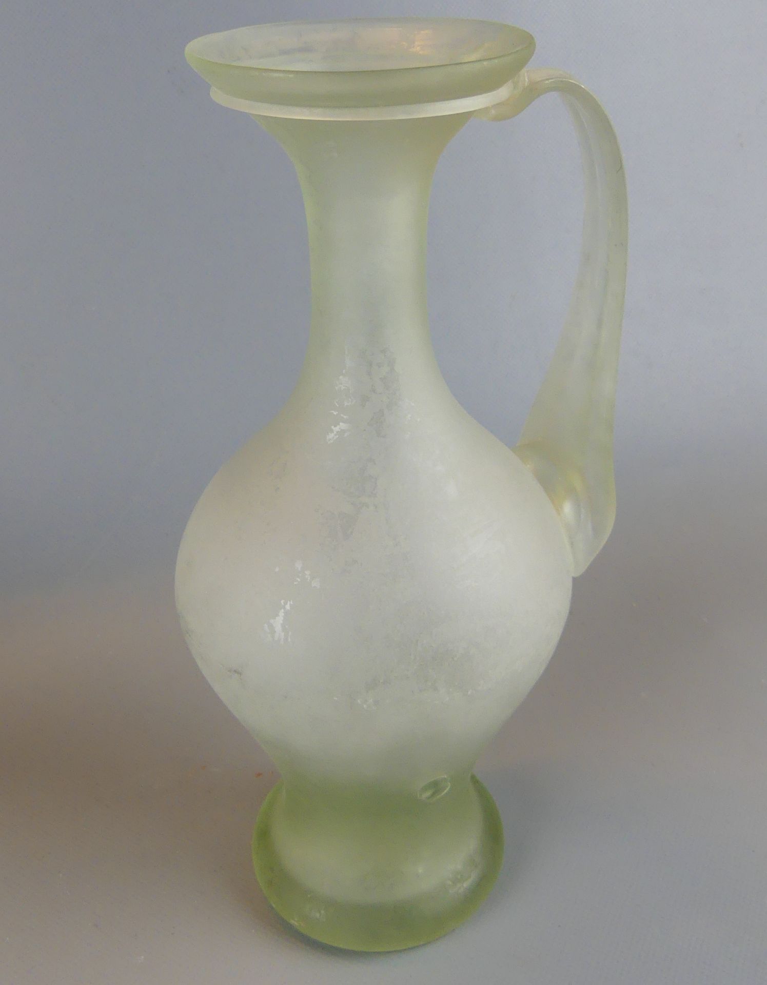 Kanne, Glas, hoch, schlank, breiter Fuß, gerippter Henkel, H.ca. 26,5 cm,