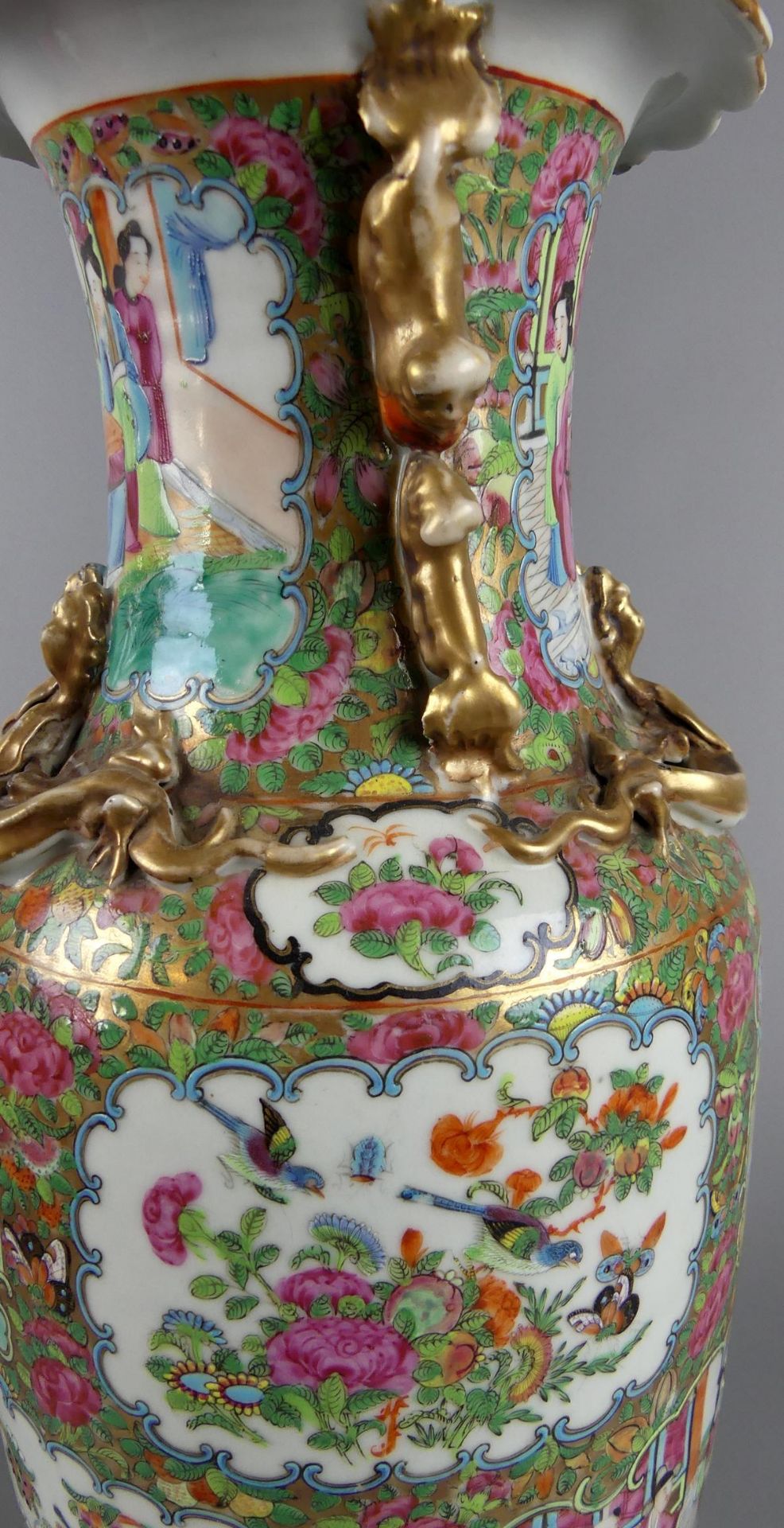 Vase, Porzellan, mit plastischen Applikationen, asiatische Alltagsszenen, - Bild 4 aus 4