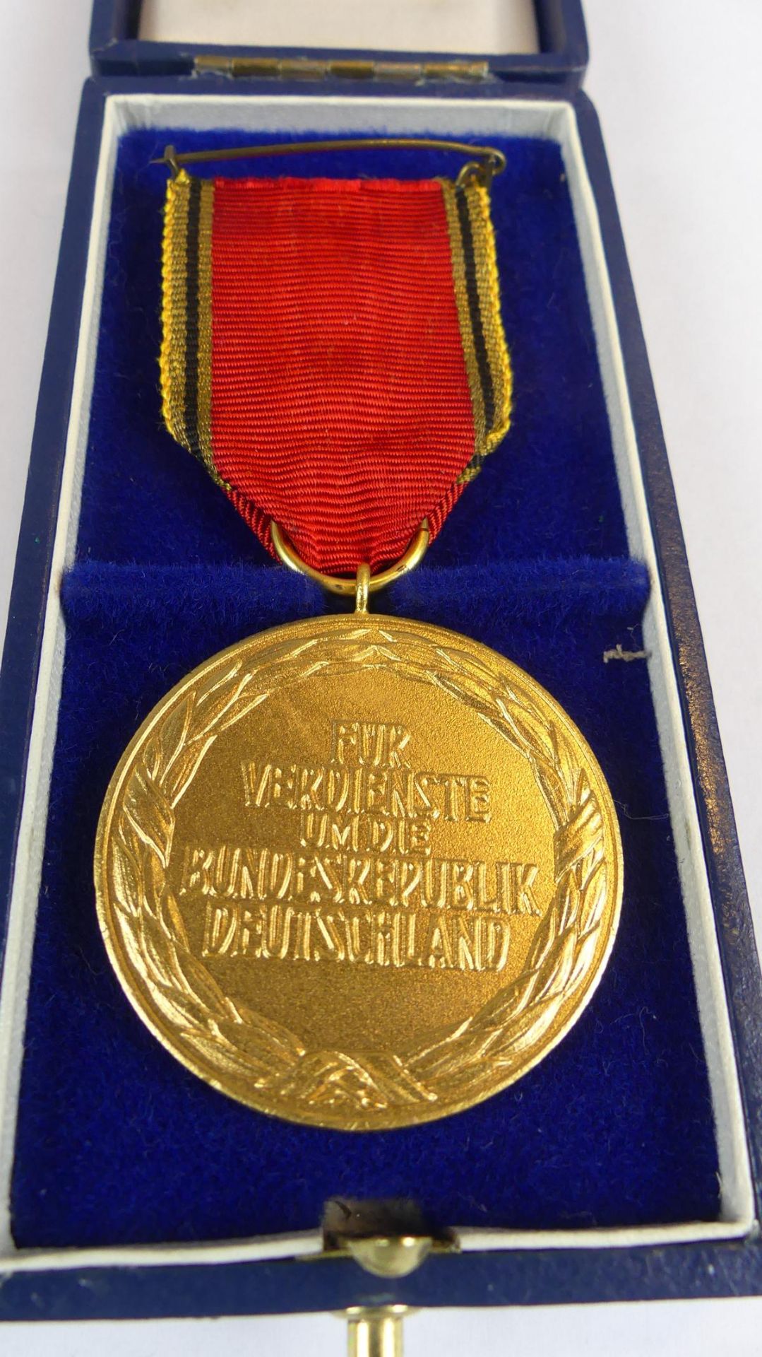 Bundesverdienstmedaille mit kleinem Steckkreuz, im orig. Etui, - Bild 2 aus 3