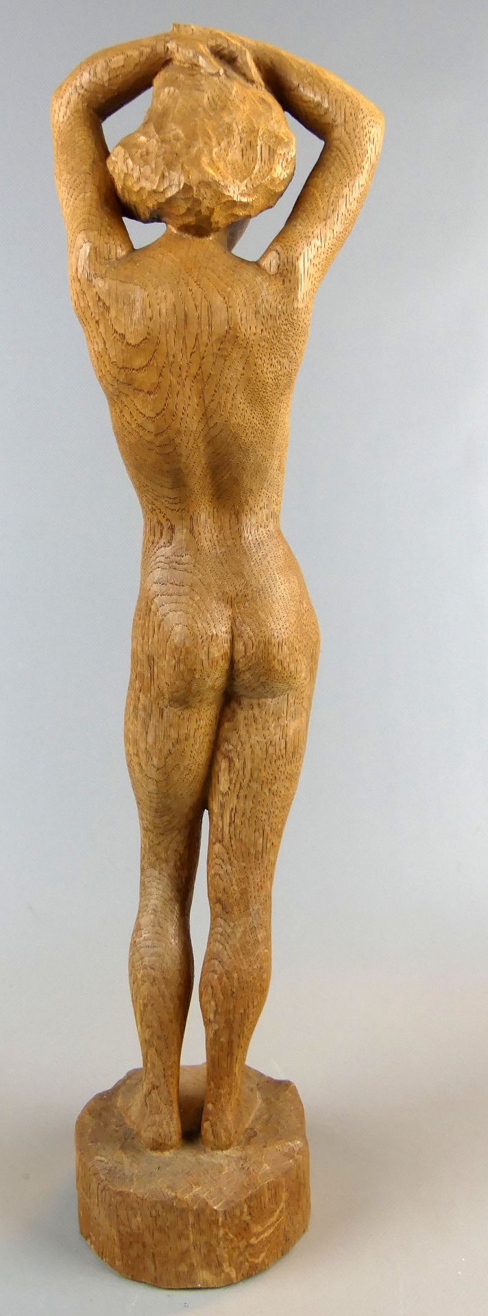 "Stehender Damenakt", Holzfigur, geschnitzt, auf rundem Sockel, - Bild 2 aus 2