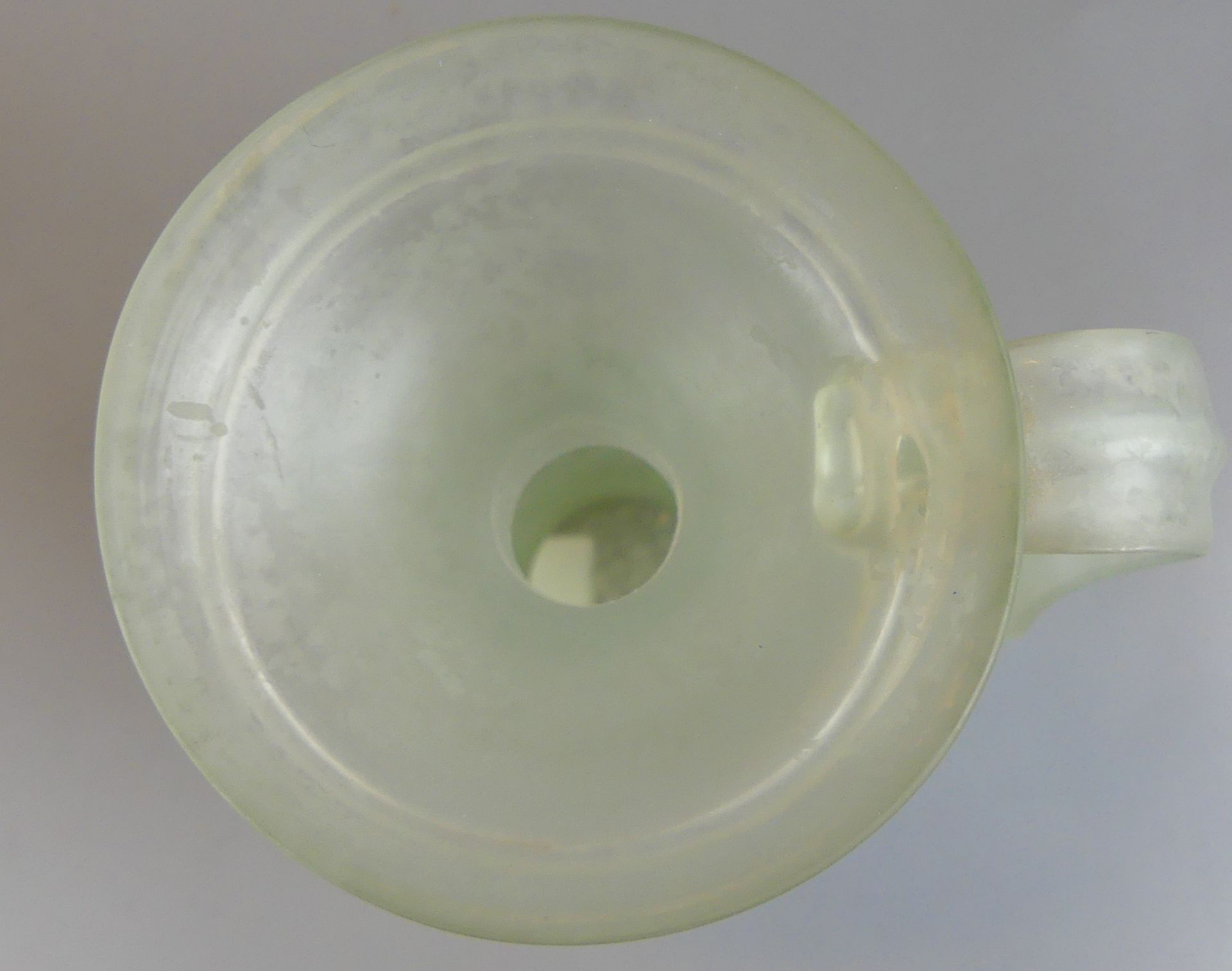 Kanne, Glas, hoch, schlank, breiter Fuß, gerippter Henkel, H.ca. 26,5 cm, - Image 2 of 2