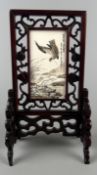 Tafelschirm mit Bild, "Adler und Hase", seitlich re. Beschrieben, ca. 8,5 x 4,5,