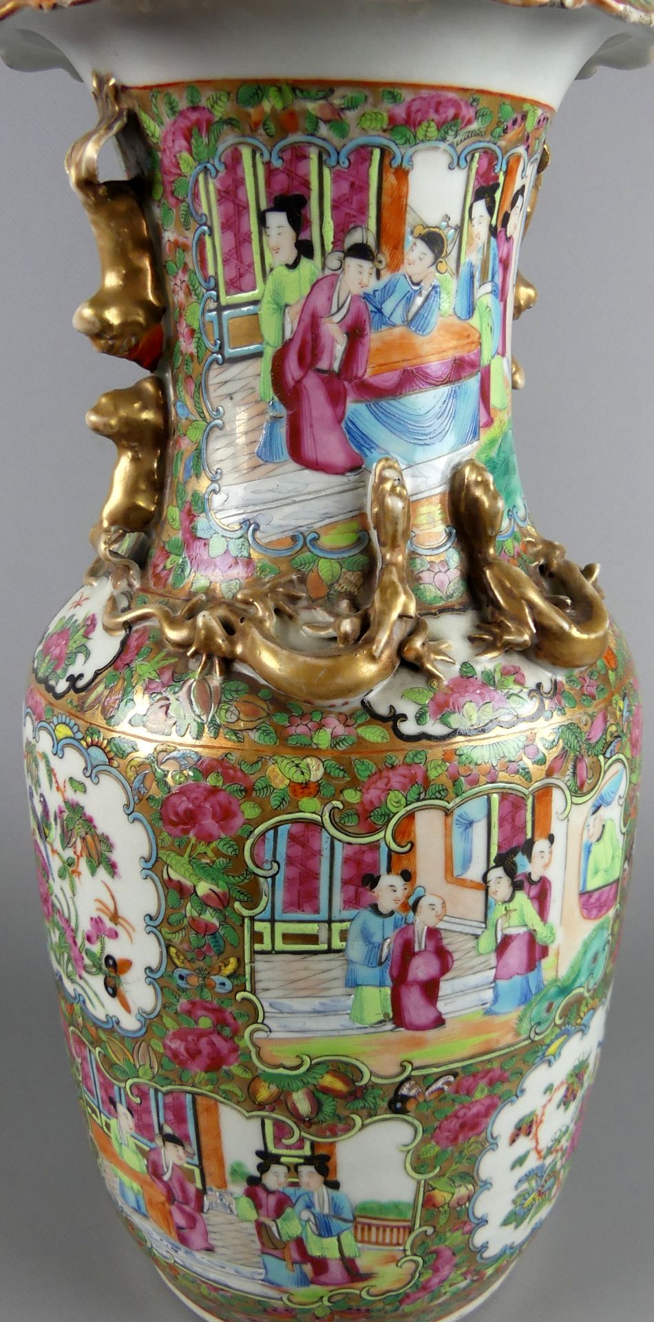Vase, Porzellan, mit plastischen Applikationen, asiatische Alltagsszenen, - Bild 3 aus 4
