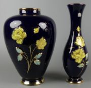 2 Vasen, versch. Formen, kobaltblau, bezeichnet BH Geschenke,