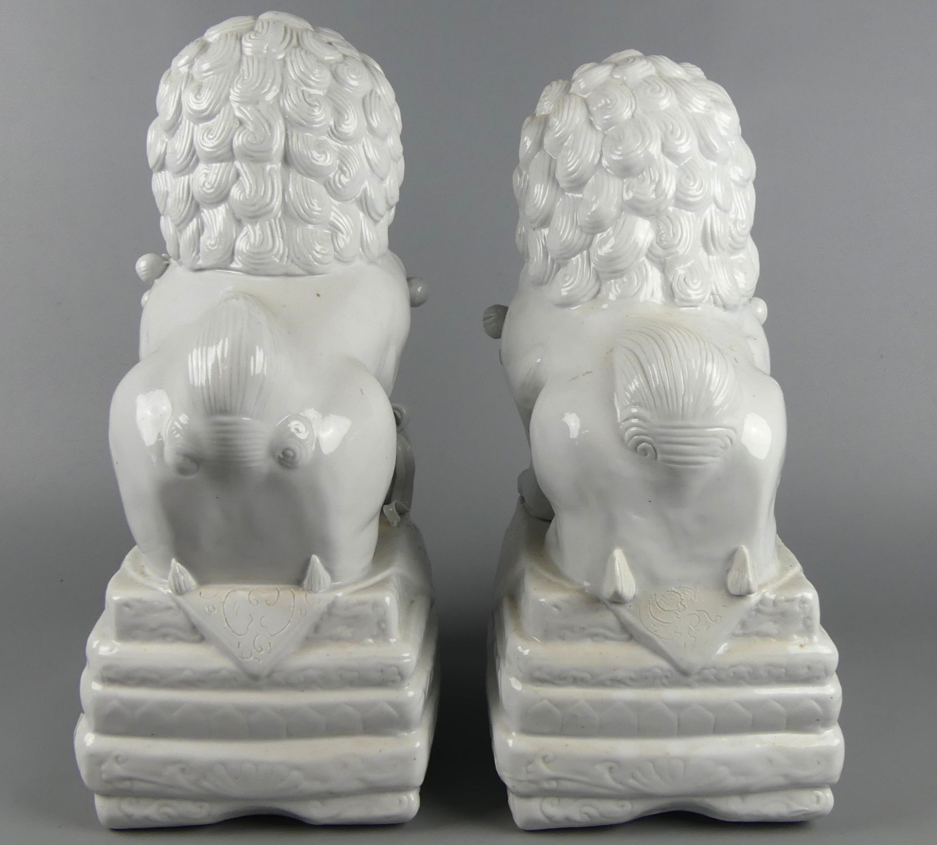 2 Tempellöwen, Tempelwächter, Porzellan, auf Sockel, H. ca. 36/37 cm, - Bild 4 aus 5