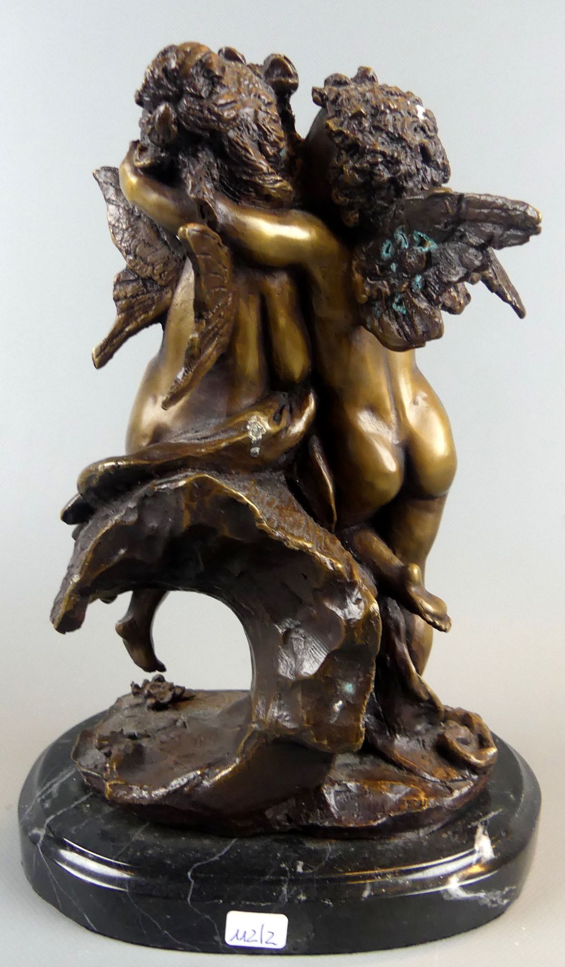 "Puttendarstellung", Bronze, auf ovalem Marmorsockel, o. Sig., H. ca. 27 cm, - Bild 3 aus 4