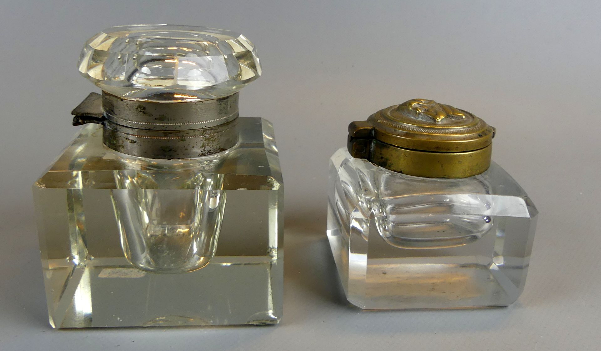 2 Tintenfässer, Glas, mit Glas-/Messingdeckel, Kantenschliff