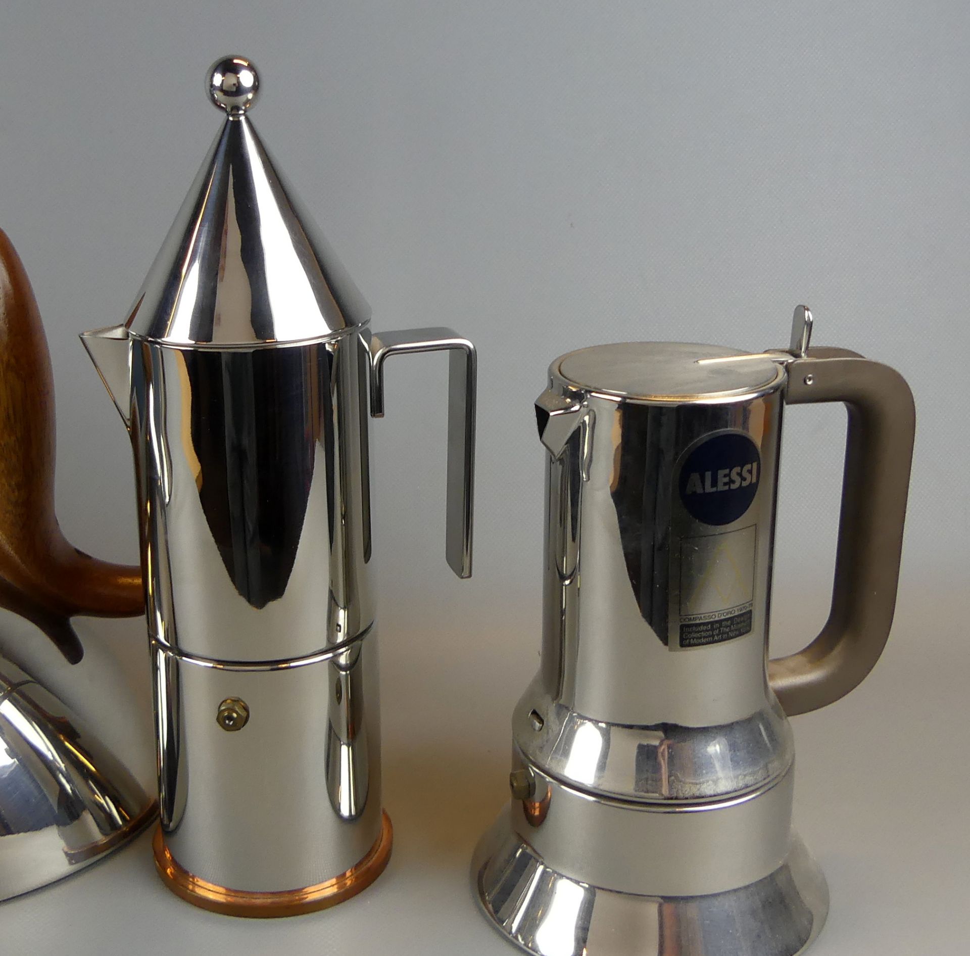 Konvolut 5 Designobjekte, Alessi, 2 Wasserkocher, 2 Espressokocher, Wanduhr, - Bild 3 aus 4